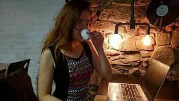 Secretaria toma café con semen video